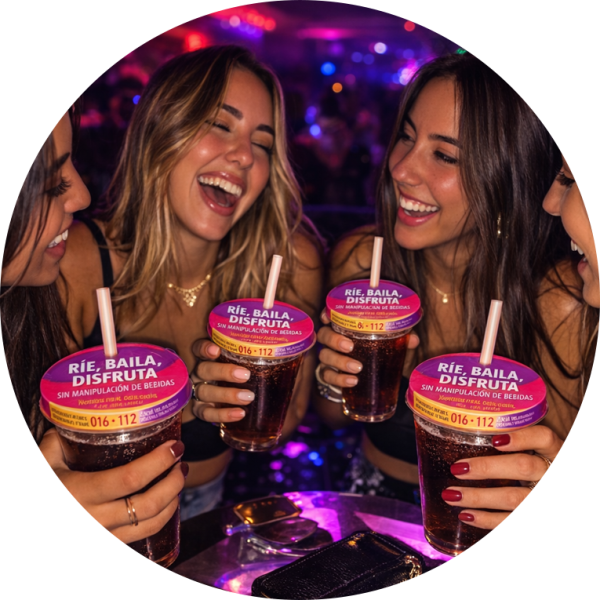 chicas alegres utilizando tapavasos en una discoteca